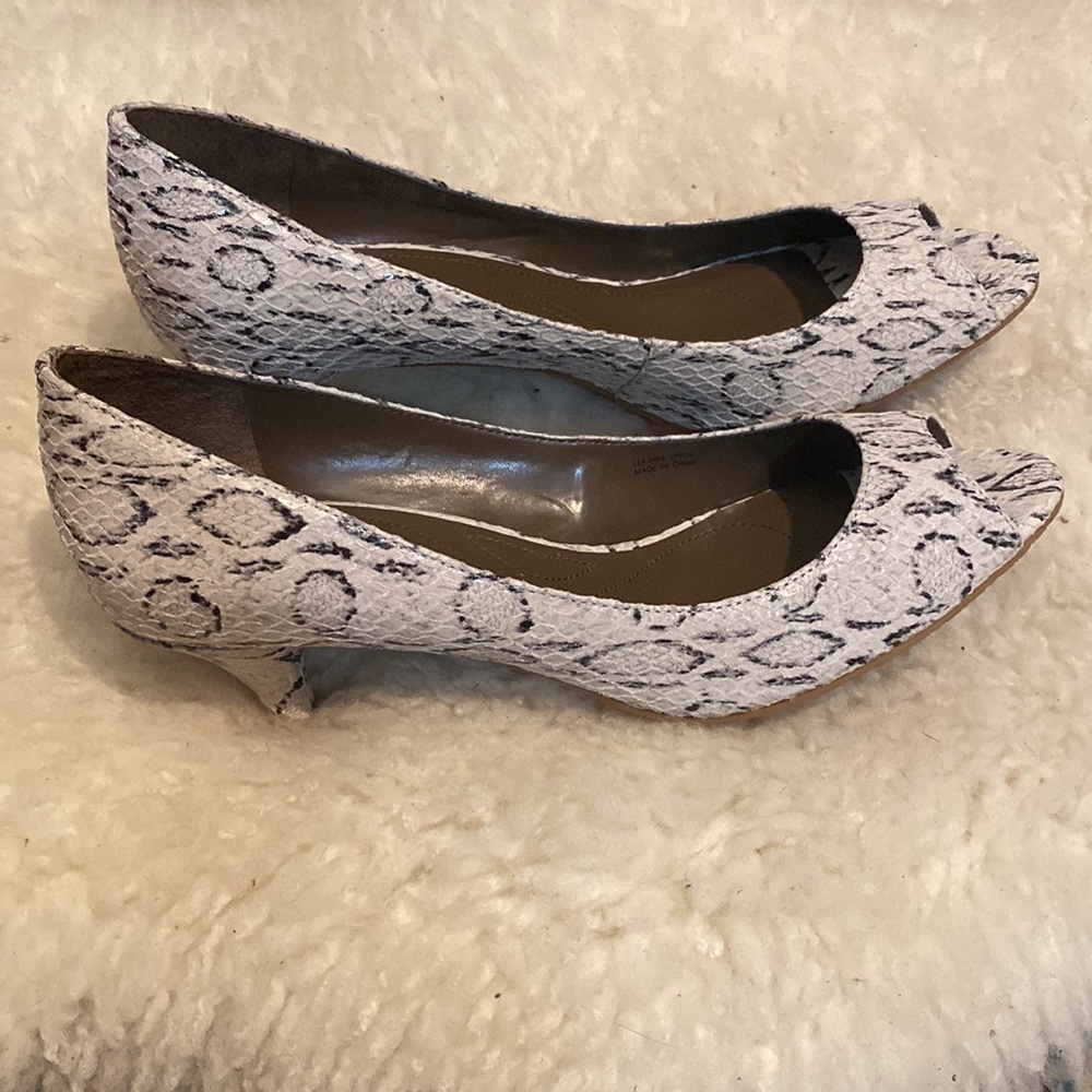 Tahari Marie leather snakeskin pattern peep toe pumps